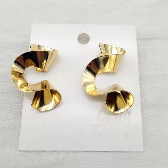 Earring - Picture 2 of 3